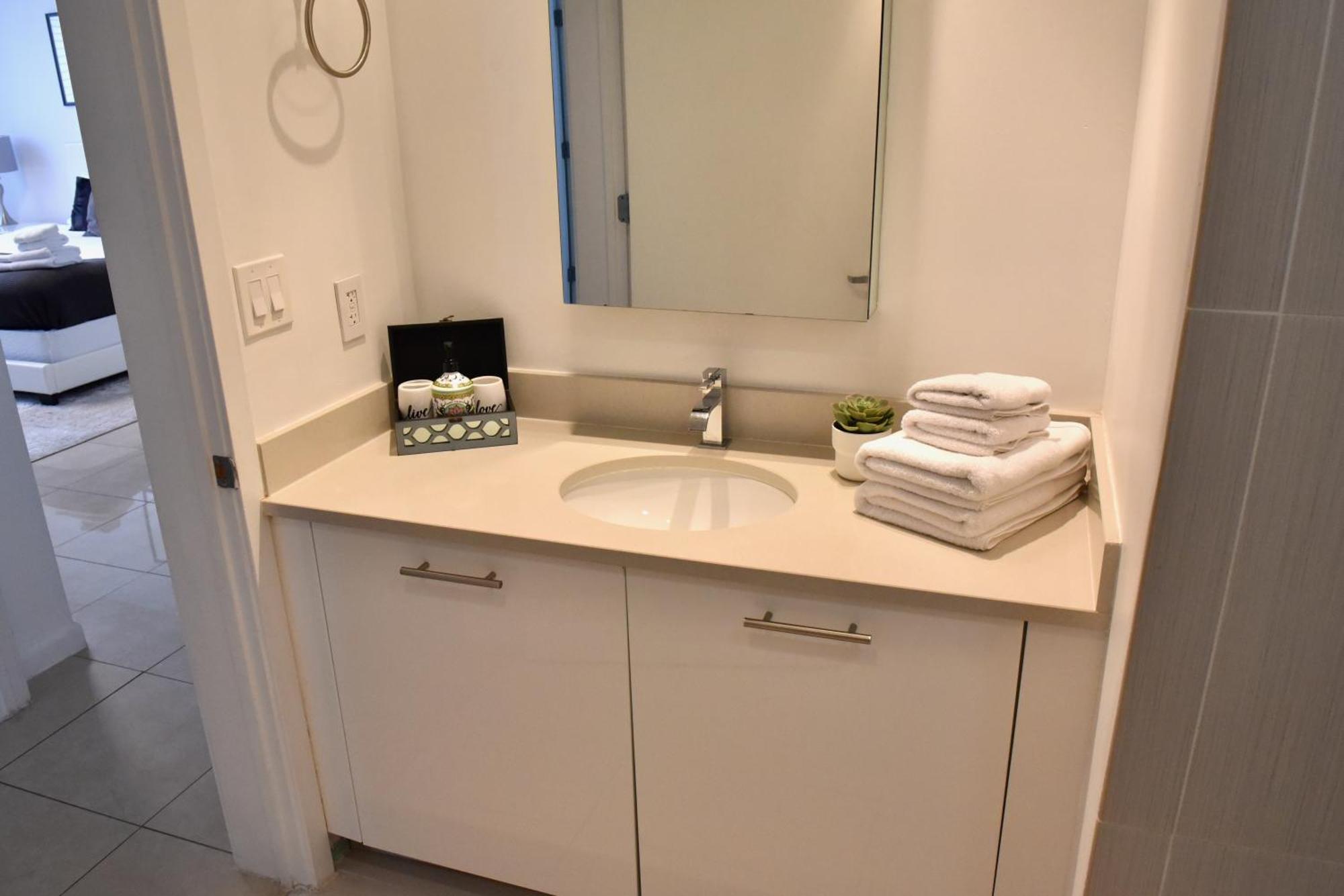 Apartment 515-trendy 2bd2ba Midtown Huge Private Patio! *
