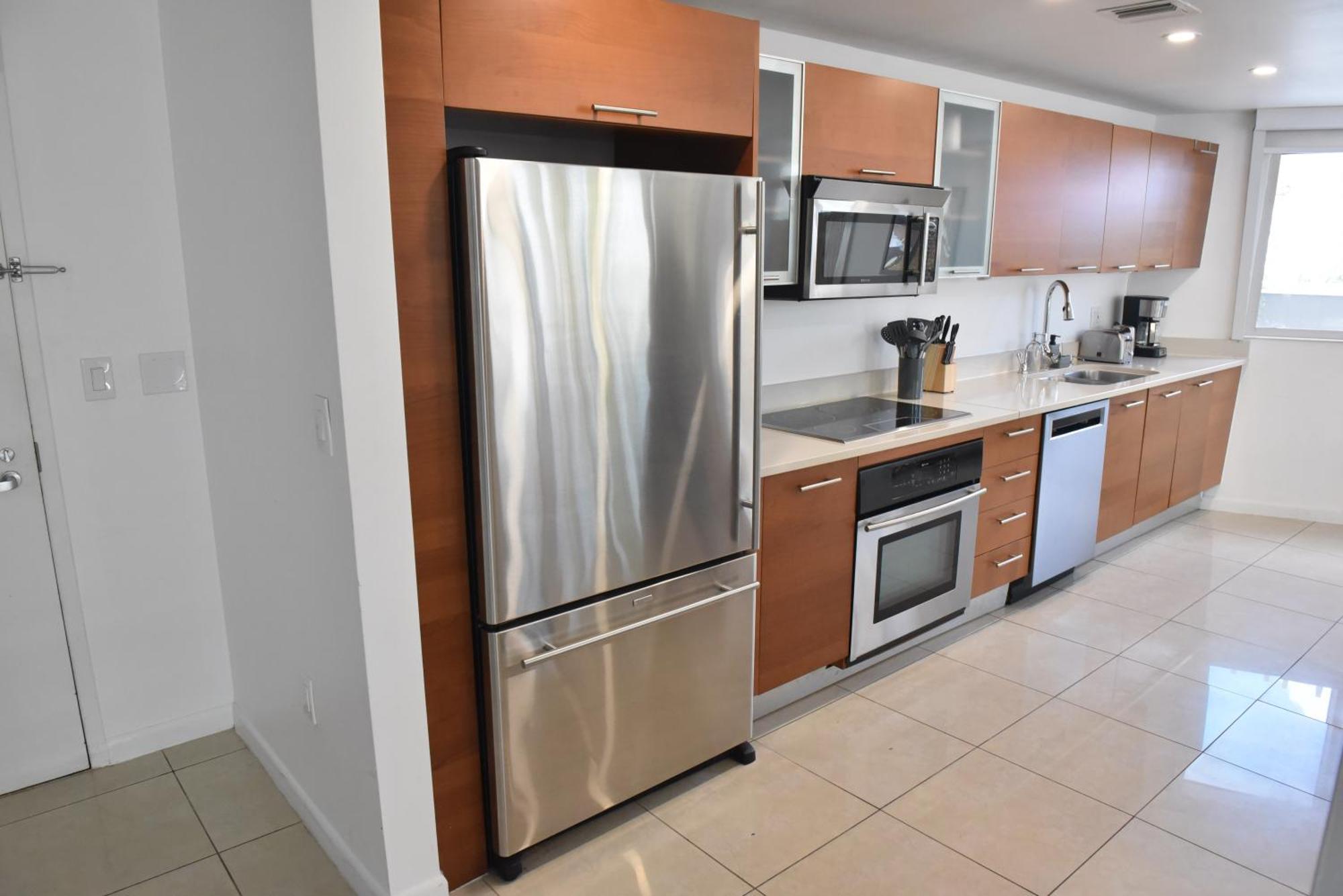 515-trendy 2bd2ba Midtown Huge Private Patio! *